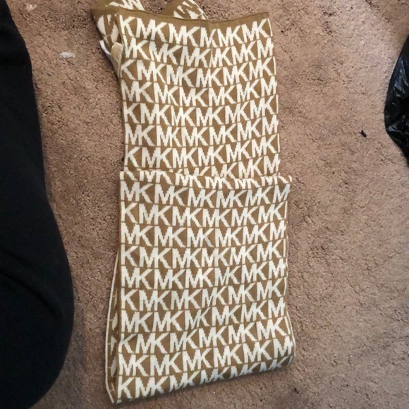 Michael Kors scarf - Picture 1 of 1